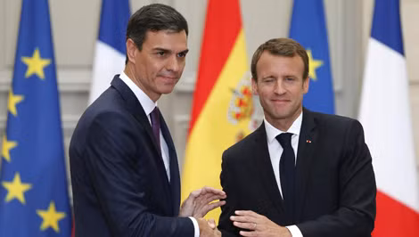 Tổng thống Pháp Emmanuel Macron (phải) và Thủ tướng Tây Ban Nha Pedro Sánchez tại Paris ngày 23-6.