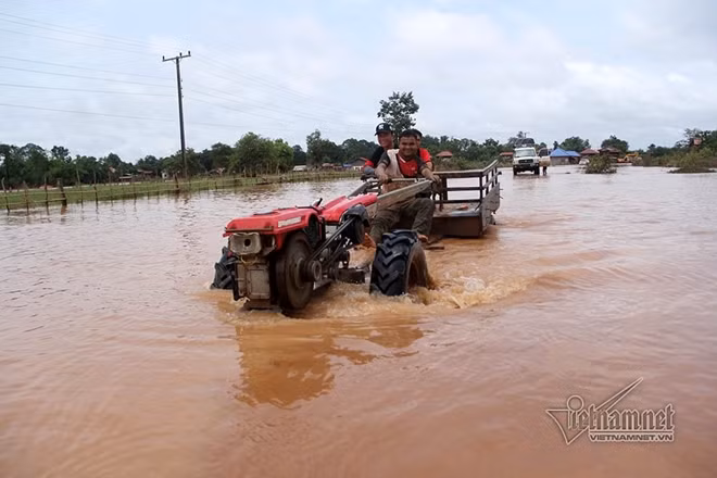 Người dân di tản khỏi vùng ngập.