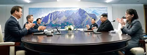 Hội đàm giữa Tổng thống Hàn Quốc Moon Jae-in và nhà lãnh đạo Triều Tiên Kim Jong-un. Ảnh: Reuters.