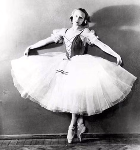 Nghệ sĩ G. Ulanova trong vở ballet “Hồ thiên nga” bất hủ.