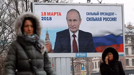 Hình ảnh Tổng thống Nga Vladimir Putin xuất hiện trên đường phố trước thềm bầu cử Nga vào ngày 18-3.