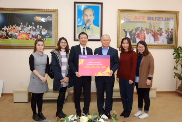 Ông Phạm Đông Anh đại diện Ngân hàng TPBank trao quà cho đội tuyển.