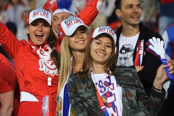 Một nhóm 3 nữ cổ động viên Nga trong một trận đấu giữa đội bóng Nga và đội bóng Slovakia. Ảnh: PA