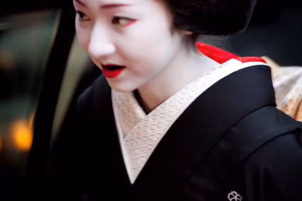 Tập tục này phổ biến ở mọi tầng lớp xã hội từ geisha, kỹ nữ cho đến phụ nữ thuộc tầng lớp quý tộc. Tập tục này phổ biến ở mọi tầng lớp xã hội từ geisha, kỹ nữ cho đến phụ nữ thuộc tầng lớp quý tộc.