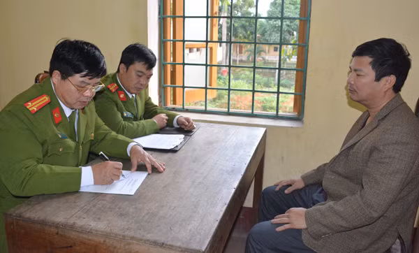 Công an tỉnh Tuyên Quang lấy lời khai của Vũ Văn Tiến. Công an tỉnh Tuyên Quang lấy lời khai của Vũ Văn Tiến.