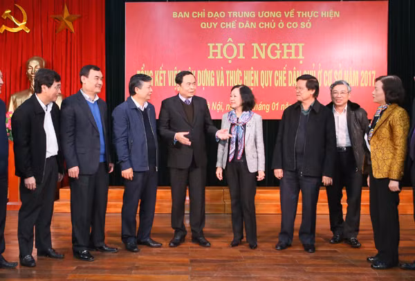 Các đồng chí Trương Thị Mai, Trần Thanh Mẫn trao đổi cùng các đại biểu bên lễ Hội nghị.
