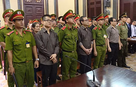 Các bị cáo nghe tuyên án. Các bị cáo nghe tuyên án.