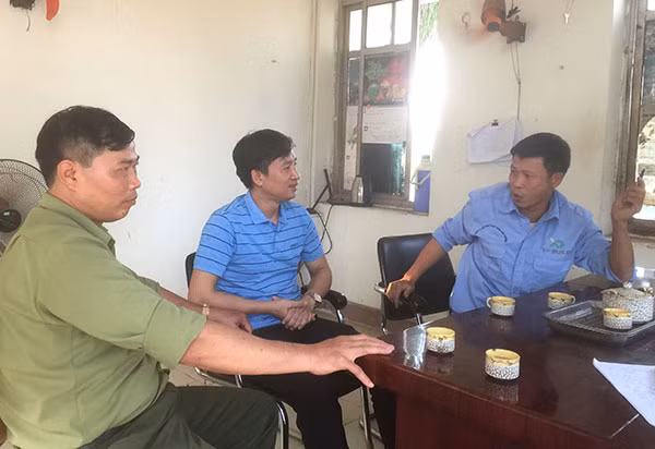 Anh Nguyễn Văn Cừ, cựu Công an xã Phương Đình trò chuyện cùng các đồng đội cũ.