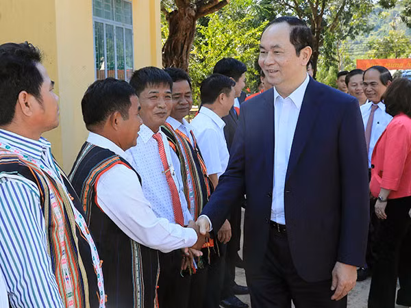 Chủ tịch nước Trần Đại Quang thăm và chúc Tết các đơn vị và đồng bào tại xã Ia Dom, huyện Đức Cơ, tỉnh Gia Lai. Ảnh: TTXVN.