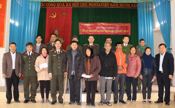 Thiếu tướng Phạm Văn Miên, Tổng biên tập Báo CAND; Đại tá Vũ Công Tuấn, Phó Giám đốc Công an tỉnh Bắc Ninh cùng lãnh đạo Công ty Phượng Hoàng, lãnh đạo UBND và Công an huyện Lương Tài trao quà “Tết cho người nghèo” ở xã Phú Hòa.