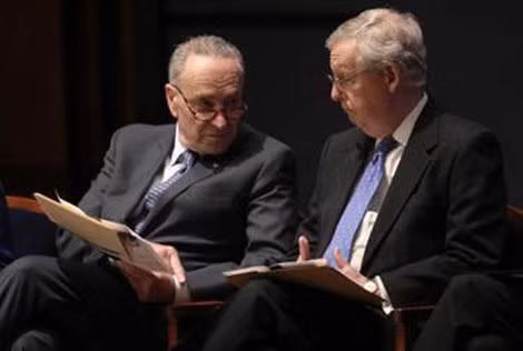 Lãnh đạo đảng Dân chủ Chuck Schumer (bên trái) và lãnh đạo đảng Cộng hòa Mitch McConnell của Thượng viện Mỹ.
