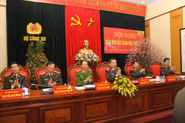 Bộ trưởng Tô Lâm cùng các đồng chí lãnh đạo Bộ Công an dự Hội nghị.