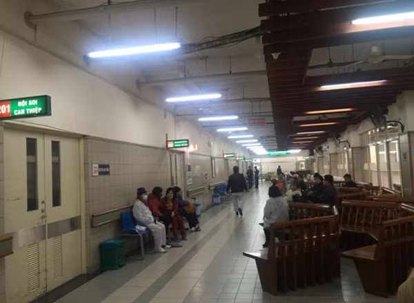 Khu vực chờ nội soi dạ dày cũng chỉ có hơn chục bệnh nhân đang chờ đợi.