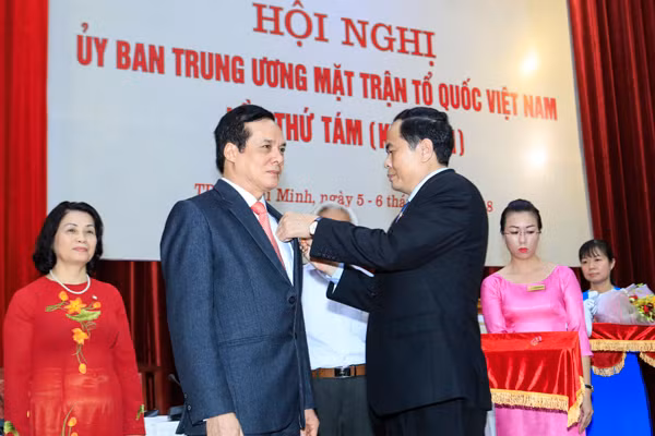 Thừa ủy quyền của Chủ tịch nước, đồng chí Trần Thanh Mẫn trao Huân chương độc lập hạng Ba cho Phó Chủ tịch Lê Bá Trình.