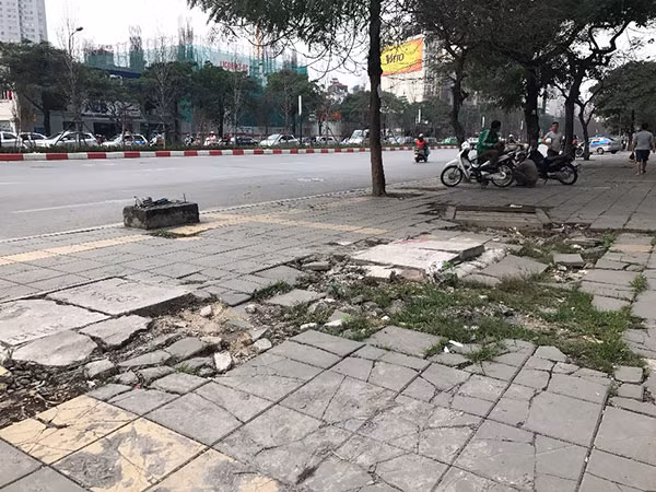 Vỉa hè xấu đi sau khi được lát đá. Ảnh chụp trên phố Trần Duy Hưng.