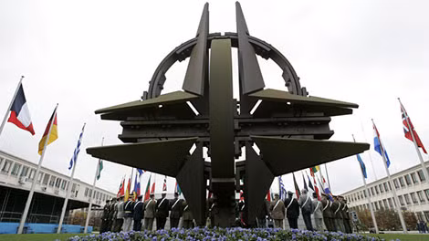 NATO lo ngại khi Mỹ xích lại gần Nga. Ảnh: MintPress News.