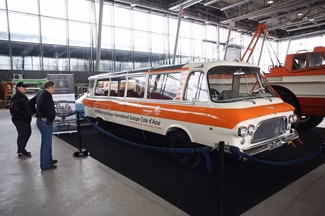 Xe buýt nổi tiếng Zil 118.