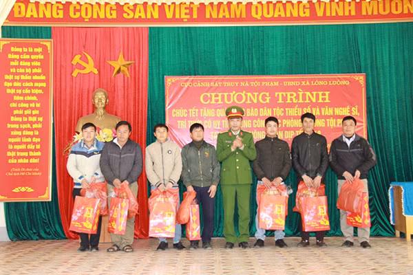 Đại diện Đoàn công tác của Cục Cảnh sát truy nã tội phạm tặng quà cho các hộ dân khó khăn tại xã Lóng Luông (tỉnh Sơn La)