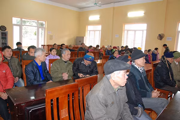 Hội trường xã Bình Yên có đông bà con tới nhận quà Tết.