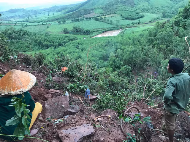 Một góc ngọn núi nơi máy bay rơi. Một góc ngọn núi nơi máy bay rơi.