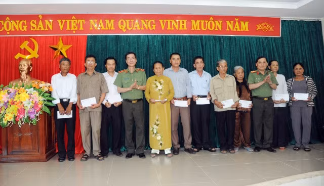 Thiếu tướng Phạm Văn Miên và Đại tá Nguyễn Đức Cảm, Phó Giám đốc Công an tỉnh Quảng Trị trao quà tặng 10 gia đình chính sách, thương binh, liệt sỹ, cựu thanh niên xung phong Quảng Trị .