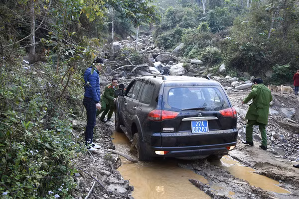 Nhiều đoạn đường lên xã Pú Xi bị sạt lở, ổ “trâu” xuất hiện nhiều khiến các thành viên trong đoàn công tác phải xuống hỗ trợ tài xế.