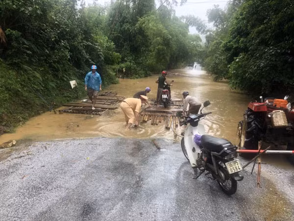 CSGT Thanh Hoá đẩy bè mảng giúp dân.