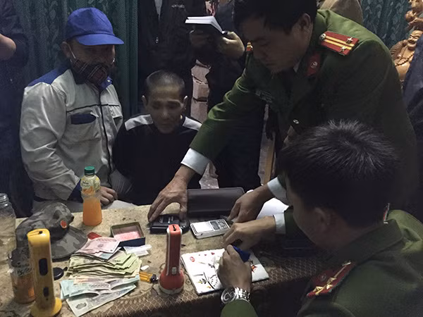 Đối tượng Trần Thanh Tùng cùng tang vật. Đối tượng Trần Thanh Tùng cùng tang vật.
