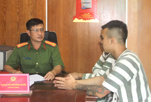 Cán bộ Trại tạm giam Công an tỉnh Hải Dương tìm hiểu tâm tư của hai phạm nhân được tha tù trước thời hạn có điều kiện.
