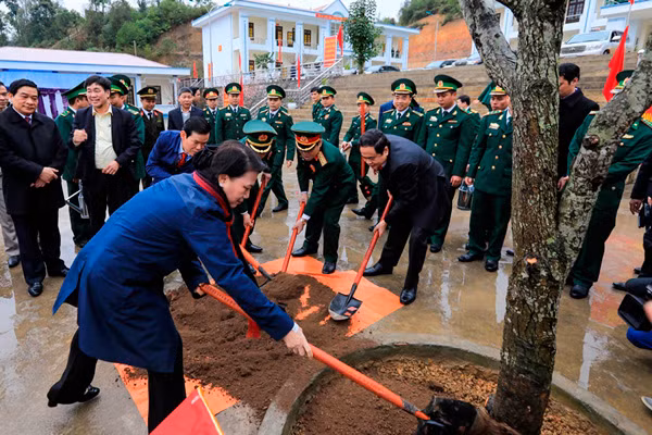 Chủ tịch Quốc hội Nguyễn Thị Kim Ngân và Chủ tịch UBTƯ MTTQ Việt Nam Trần Thanh Mẫn trồng cây lưu niệm tại Đồn Biên phòng Lũng Cú.