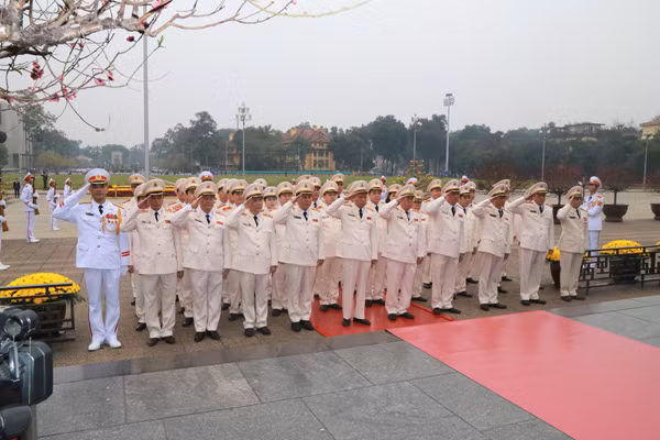 Đoàn đại biểu Đảng ủy Công an Trung ương, lãnh đạo Bộ Công an vào Lăng viếng Chủ tịch Hồ Chí Minh.