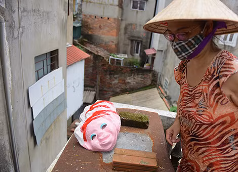 Bà Lan đem phơi những chiếc mặt nạ.