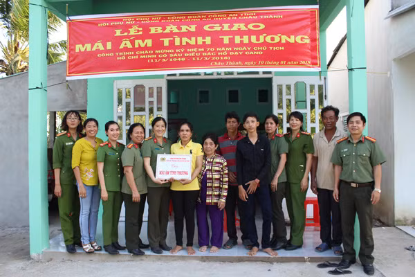 Đại diện Hội Phụ nữ, Công đoàn Công an tỉnh Sóc Trăng, trao nhà tình nghĩa cho gia đình đồng chí Thạch Thị Phượng.