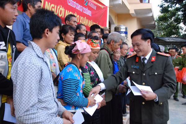 Thượng tá Vũ Mạnh Hà, Trưởng ban Báo Điện tử CAND tặng quà Tết tới đồng bào nghèo xã Mường Mùn.