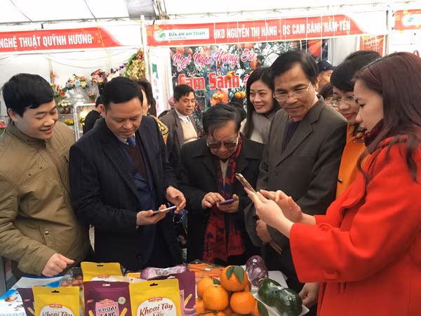 Các đại biểu cùng truy xuất nguồn gốc thực phẩm trên điện thoại. Các đại biểu cùng truy xuất nguồn gốc thực phẩm trên điện thoại.