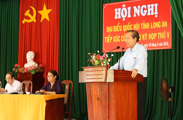 Phó Thủ tướng ghi nhận ý kiến của cử tri để chuyển tới Quốc hội và cơ quan hữu quan.