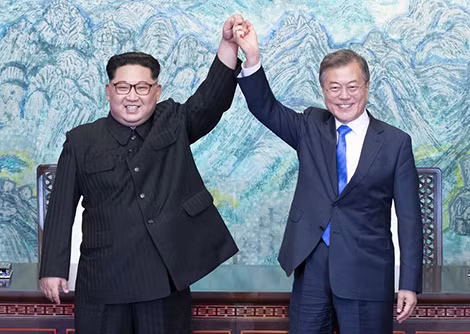 Nhà lãnh đạo Triều Tiên Kim Jong-un và Tổng thống Hàn Quốc Moon Jae-in trong cuộc gặp lịch sử hồi đầu năm 2018. Ảnh: AP.