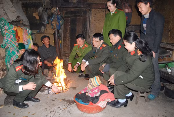 Đoàn công tác của Báo CAND; Công an tỉnh Hà Giang và Công an huyện Đồng Văn thăm hỏi, tuyên truyền pháp luật tới gia đình anh Sùng Mý Ly, ở xã Hố Quáng Phìn.