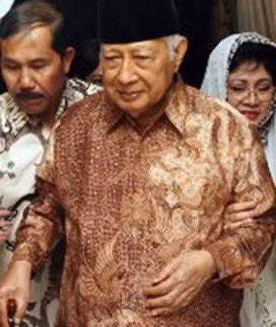 Tổng thống Indonesia Suharto ở tuổi “xế chiều”. Tổng thống Indonesia Suharto ở tuổi “xế chiều”.