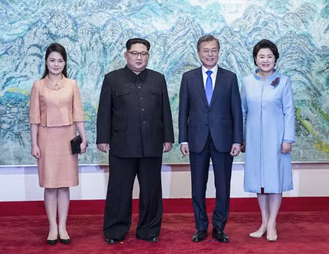 Tổng thống Hàn Quốc Moon Jae-in, nhà lãnh đạo Triều tiên Kim Jong-un cùng hai Đệ nhất phu nhân chụp ảnh lưu niệm. Ảnh AP. Tổng thống Hàn Quốc Moon Jae-in, nhà lãnh đạo Triều tiên Kim Jong-un cùng hai Đệ nhất phu nhân chụp ảnh lưu niệm. Ảnh AP.