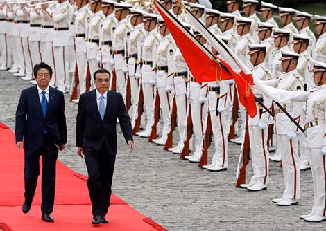 Nghi lễ đón Thủ tướng Trung Quốc Lý Khắc Cường thăm Nhật Bản. Ảnh: The Japan Times.