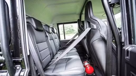 Ngoại hình của chiếc Land Rover Defender SVX này được độ cực “ngầu” với màu đen bóng, cản trước và sau bằng thép cùng dàn đèn chiếu sáng tăng cường và bộ baga trên mui. Khác với 9 chiếc SVX còn lại, Land Rover Defender trong 007 không chỉ cho mục đích marketing, mà đa phần được dùng để quay phim. Chính vì thế, trong thông tin đấu giá của RM Sotheby năm ngoái, công-tơ-mét của xe chỉ là 234 km.