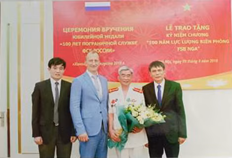 Từ trái qua: Lãnh đạo Cục Đối ngoại, Cục Kỹ thuật nghiệp vụ Bộ Công an, tác giả bài viết và cán bộ Đại điện An Ninh Nga tại Việt Nam.