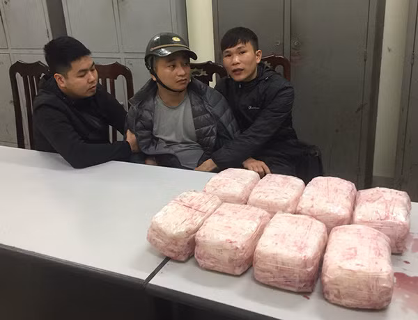 Đối tượng Quân (đội mũ bảo hiểm) và ma túy đá giấu trong các bịch nilon. Đối tượng Quân (đội mũ bảo hiểm) và ma túy đá giấu trong các bịch nilon.
