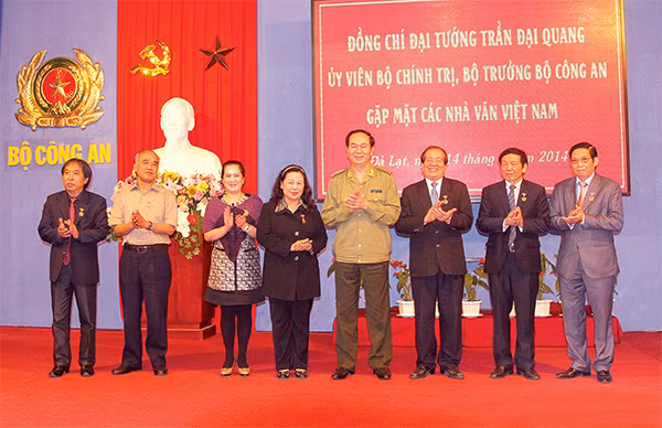 Đồng chí Đại tướng Trần Đại Quang, Ủy viên Bộ Chính trị, Bộ trưởng Bộ Công an tặng các nhà văn Việt Nam Kỷ niệm chương Vì an ninh Tổ quốc (tháng 4 – 2014).