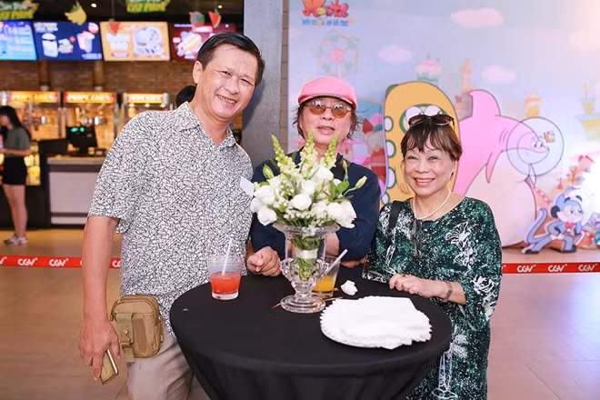 NSND Nguyễn Hà Bắc, NSND Đặng Nhật Minh, nhà phê bình nghệ thuật Nguyễn Minh Thái (từ trái sang) đến tham dự buổi công chiếu phim “Monta trong dải ngân hà kỳ cục”.