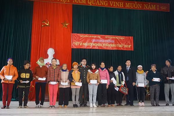 Đoàn công tác và đại diện nhà tài trợ Tập đoàn khách sạn Mường Thanh trao quà tại thị trấn Cẩm Thủy.
