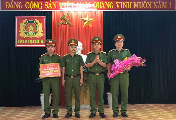 Đại tá Trần Mưu, Phó Giám đốc Công an TP Đà Nẵng trao giấy khen và tiền thưởng cho Ban chuyên án.