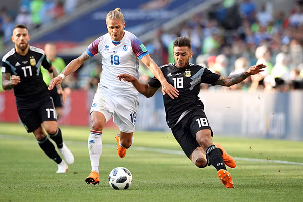 Trước khi trận đấu giữa tuyển Iceland và tuyển Argentina ở World Cup 2018 diễn ra, rất ít người hâm mộ biết đến cái tên Rurik Gislason - tiền vệ của đội tuyển đến từ xứ sở băng đảo. Cầu thủ số 19 vào sân từ phút 63 thay thế Johann Berg Gudmundsson và giúp đội nhà giành trận hòa lịch sử trước ứng viên vô địch Argentina. Trước khi trận đấu giữa tuyển Iceland và tuyển Argentina ở World Cup 2018 diễn ra, rất ít người hâm mộ biết đến cái tên Rurik Gislason - tiền vệ của đội tuyển đến từ xứ sở băng đảo. Cầu thủ số 19 vào sân từ phút 63 thay thế Johann Berg Gudmundsson và giúp đội nhà giành trận hòa lịch sử trước ứng viên vô địch Argentina.