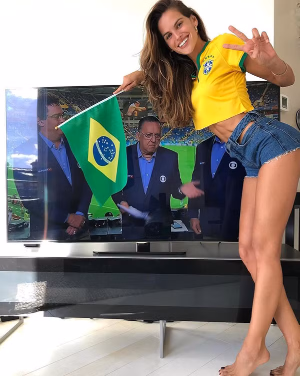Trong trận đấu với Thụy Sĩ ở lượt thứ nhất Bảng E, tuyển Brazil nhận được sự ủng hộ của đông đảo người hâm mộ trên toàn thế giới. Nổi bật trong đó có cựu thiên thần nội y quen mặt của Victoria's Secret, siêu mẫu Izabel Goulart sinh năm 1984 đến từ Brazil. Trong ảnh, Goulart khoác áo và cầm cờ của cổ vũ cho đội nhà qua màn ảnh nhỏ.